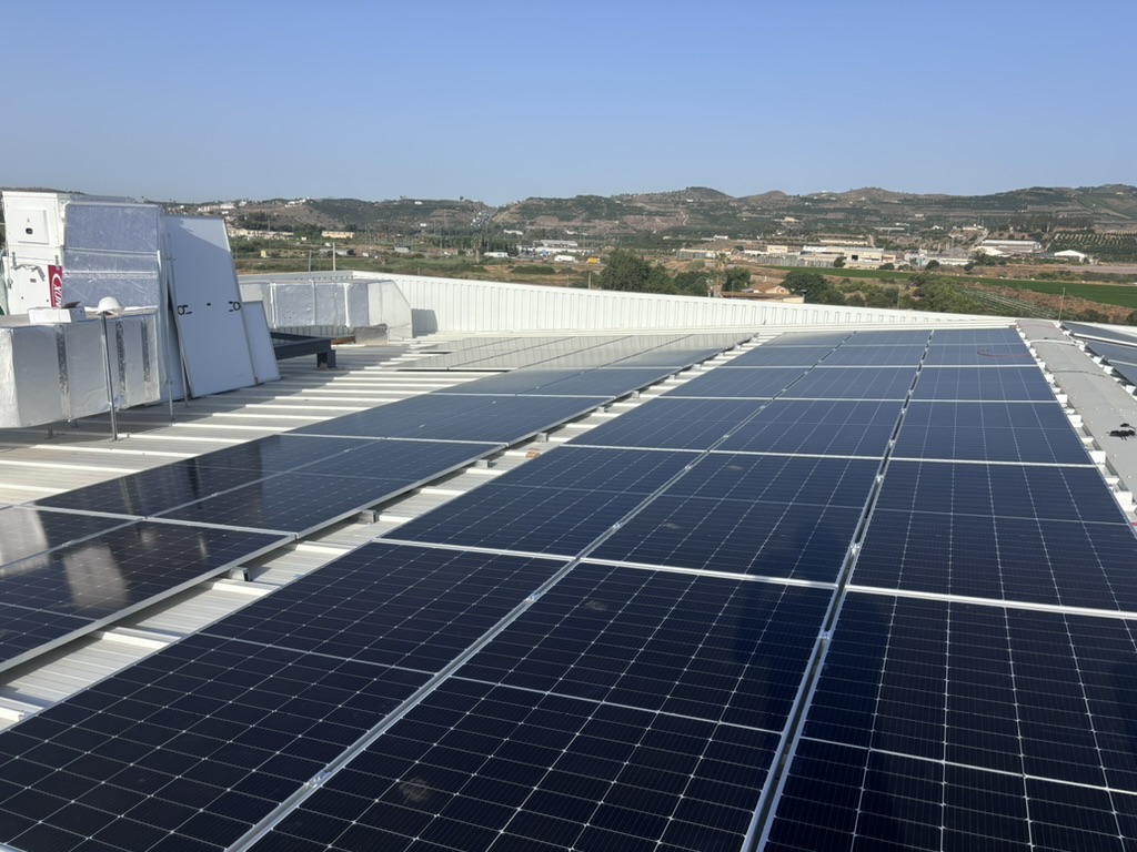 Instalación solar industrial en cubierta de nave en Málaga
