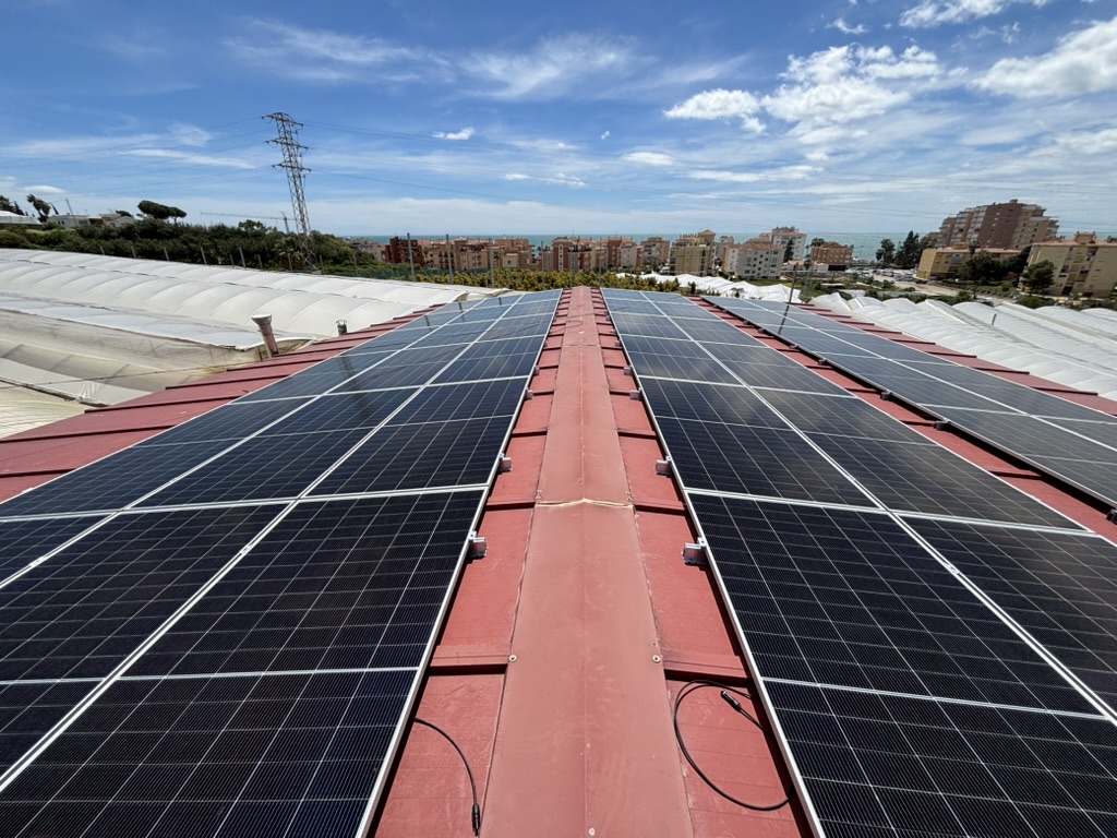 Instalación solar en cubierta de nave con vistas a la costa de Málaga