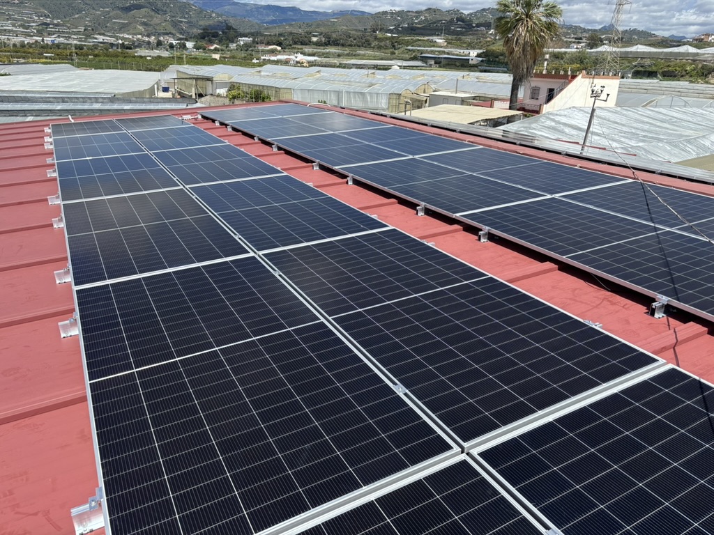 Instalación solar industrial en la Axarquía, junto a invernaderos
