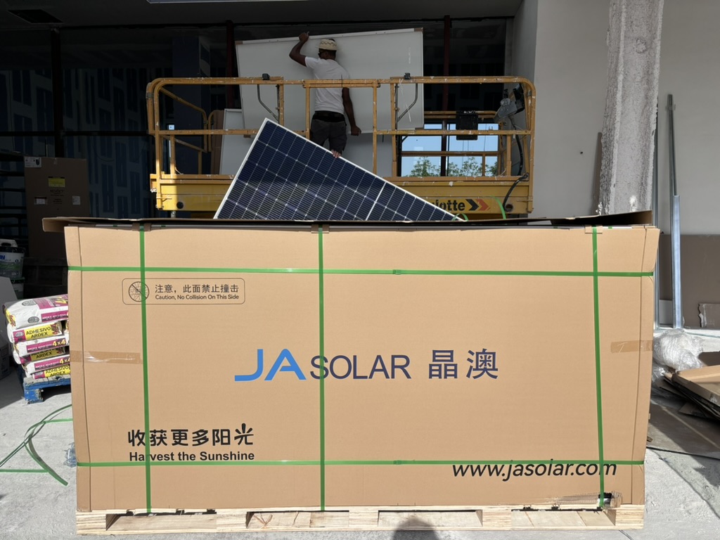 Descarga de paneles solares durante una instalación industrial de Yuren Energía