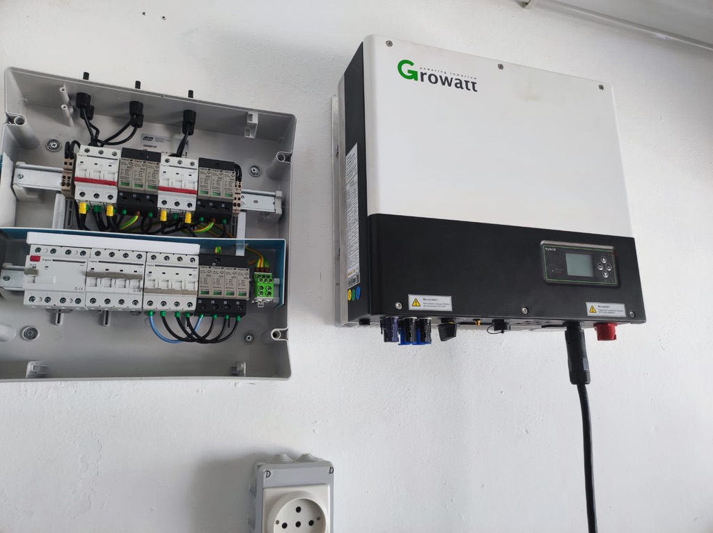 Inversor híbrido y cuadro eléctrico de protecciones instalado por Yuren Energía