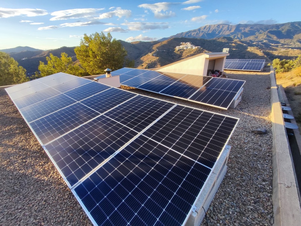 Instalación solar con estructura lastrada y vistas a la Axarquía, Málaga