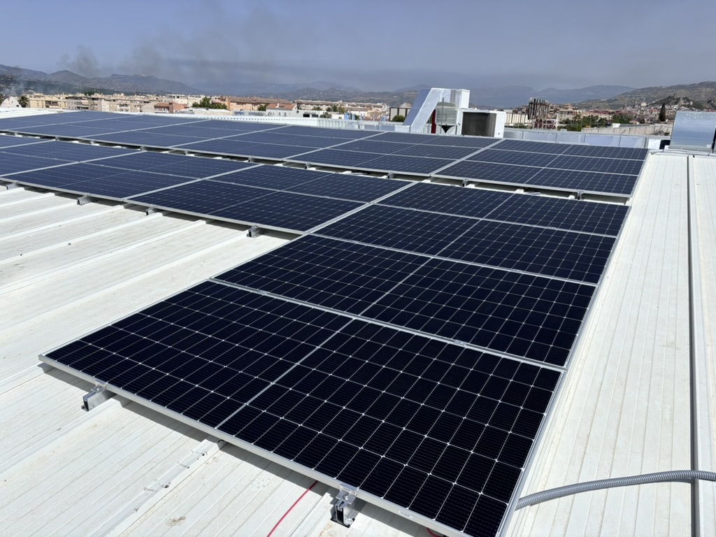 Instalación solar industrial en cubierta de nave en Málaga, vista panorámica