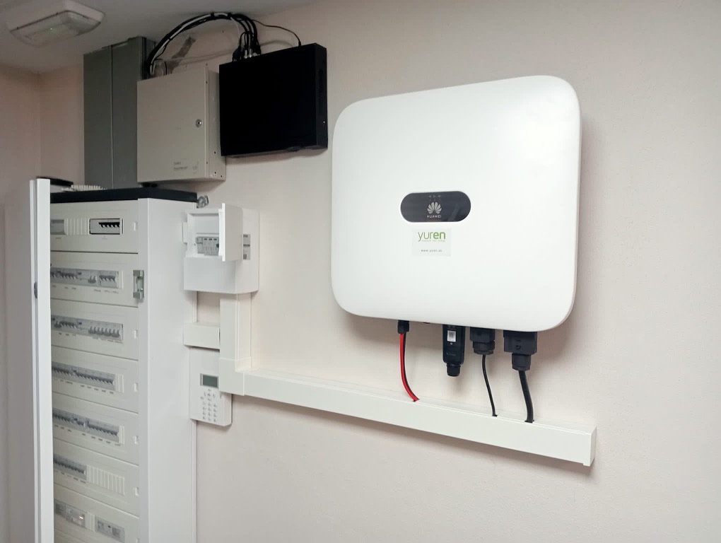 Inversor instalado junto al cuadro eléctrico de un negocio en Málaga