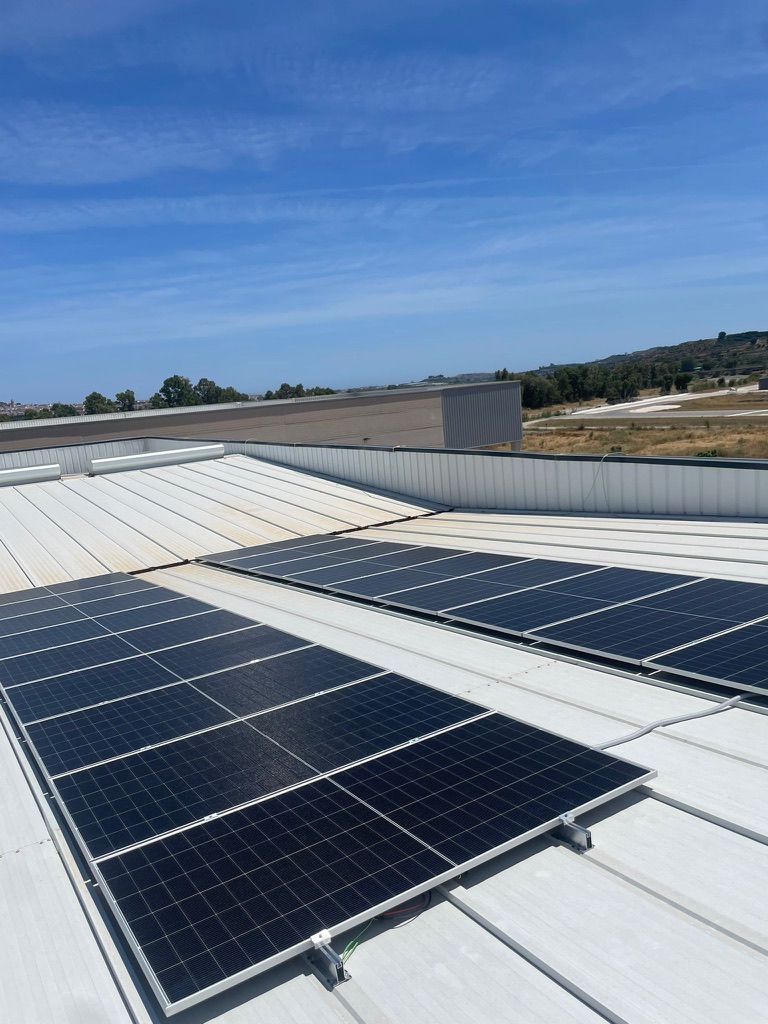 Instalación solar en cubierta de nave industrial en Málaga