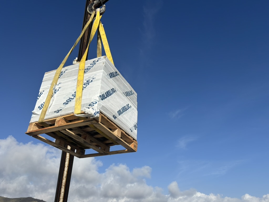 Izado de bloques de lastre para instalación solar sin perforar la cubierta