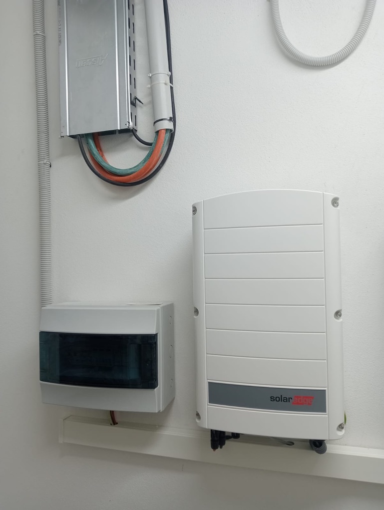 Inversor instalado en un local comercial por Yuren Energía