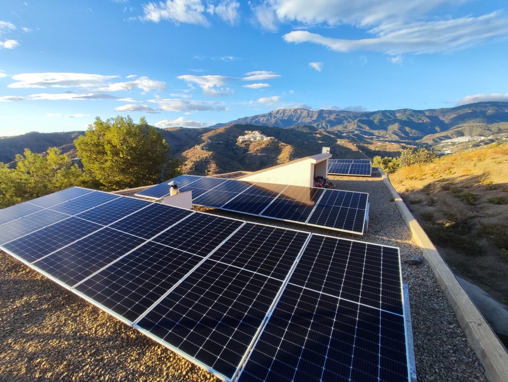 Instalación solar en azotea con vistas a la Axarquía, Málaga