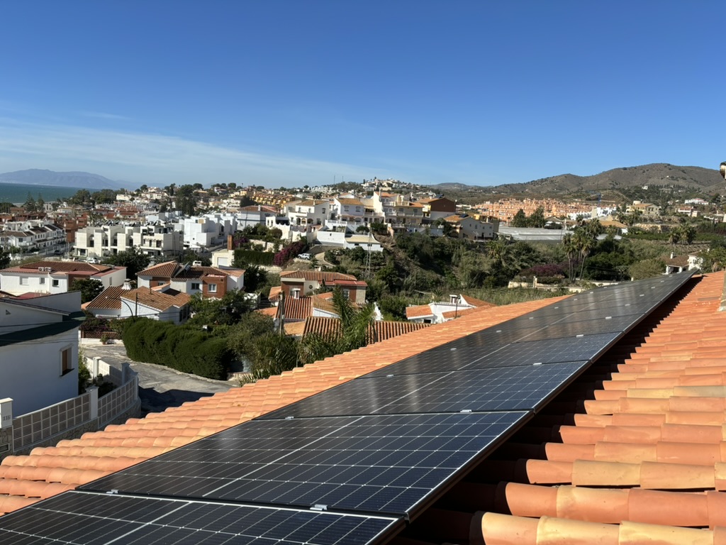 Paneles solares en tejado de teja, pueblo costero de Málaga