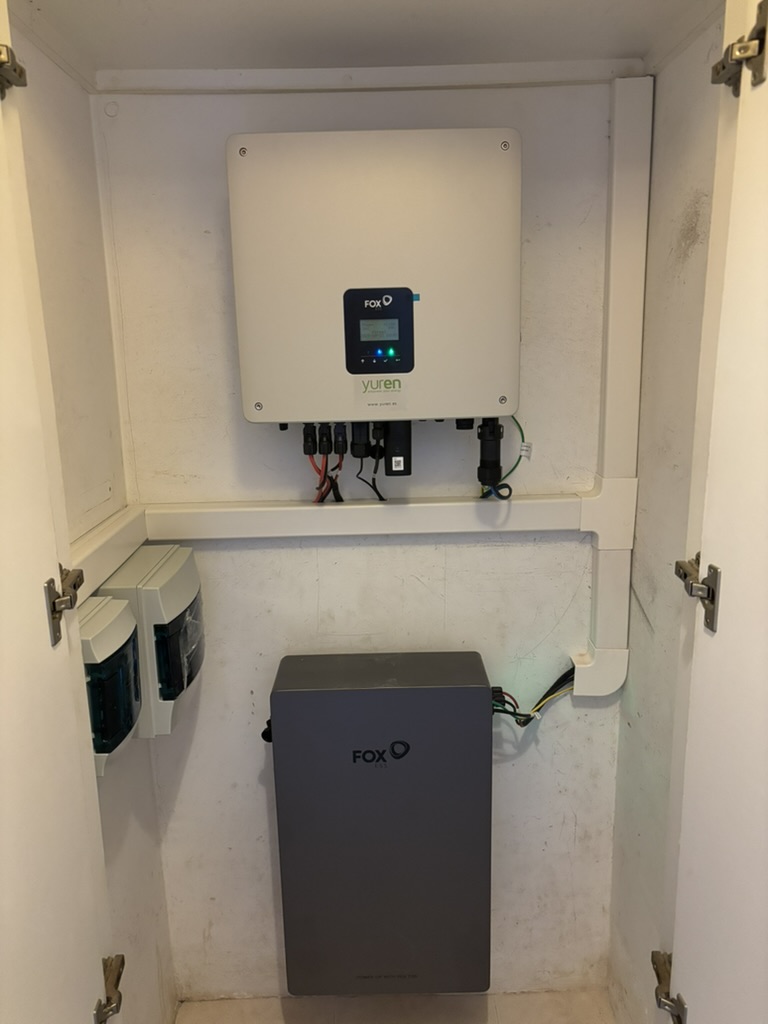 Inversor y batería FoxESS instalados por Yuren Energía