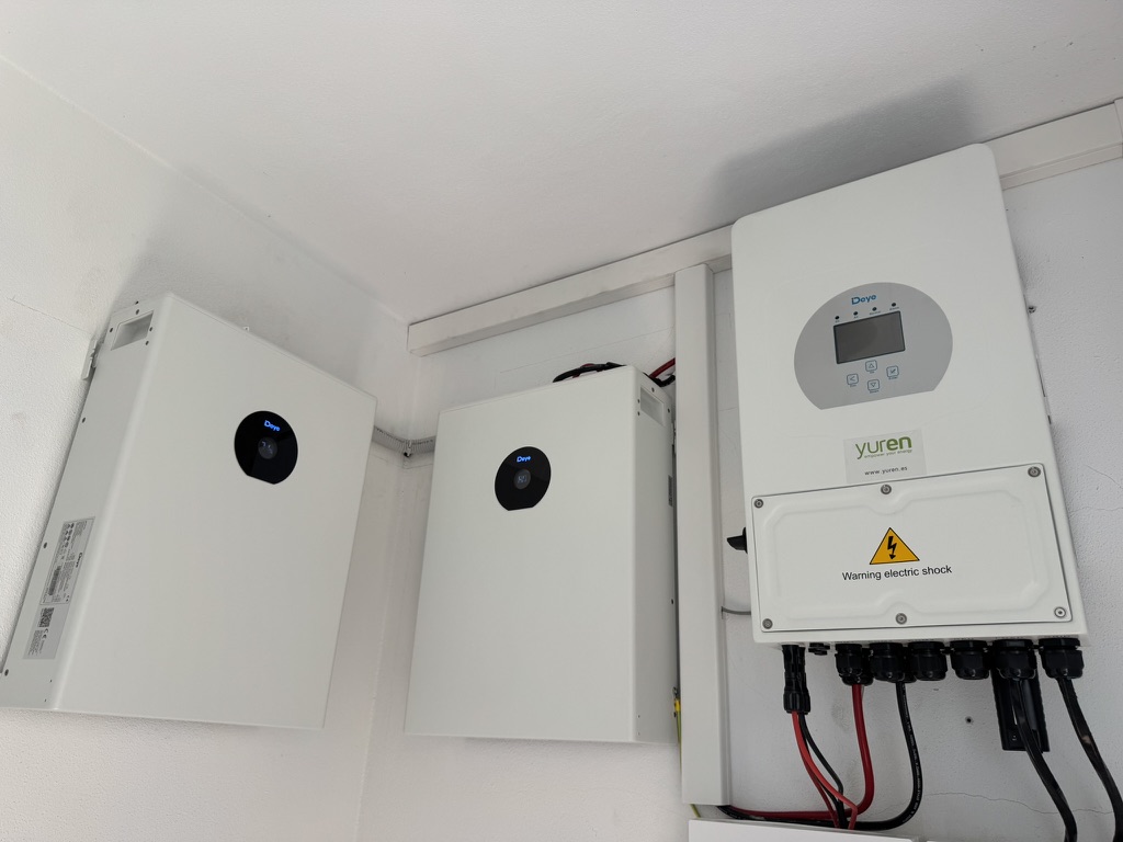 Sistema Deye inversor y baterías instalado por Yuren Energía
