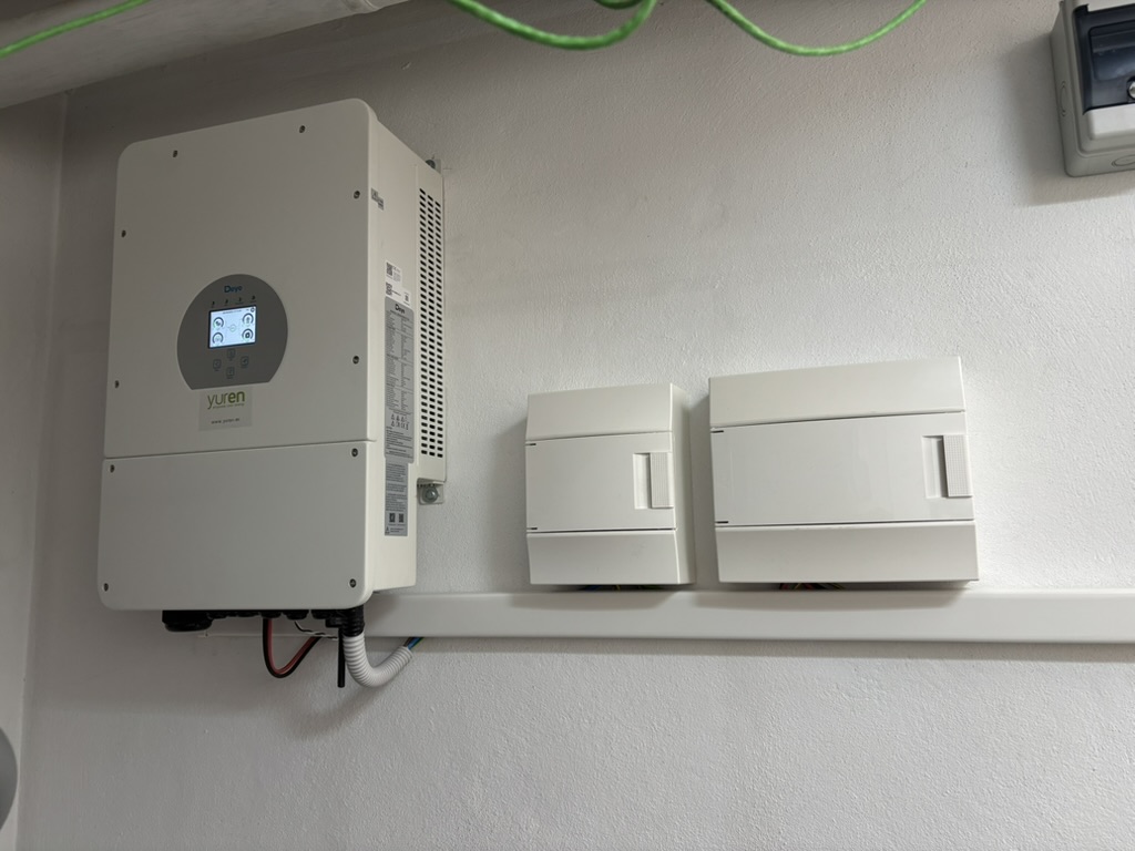 Inversor Deye con baterías Dyness, instalación limpia Yuren
