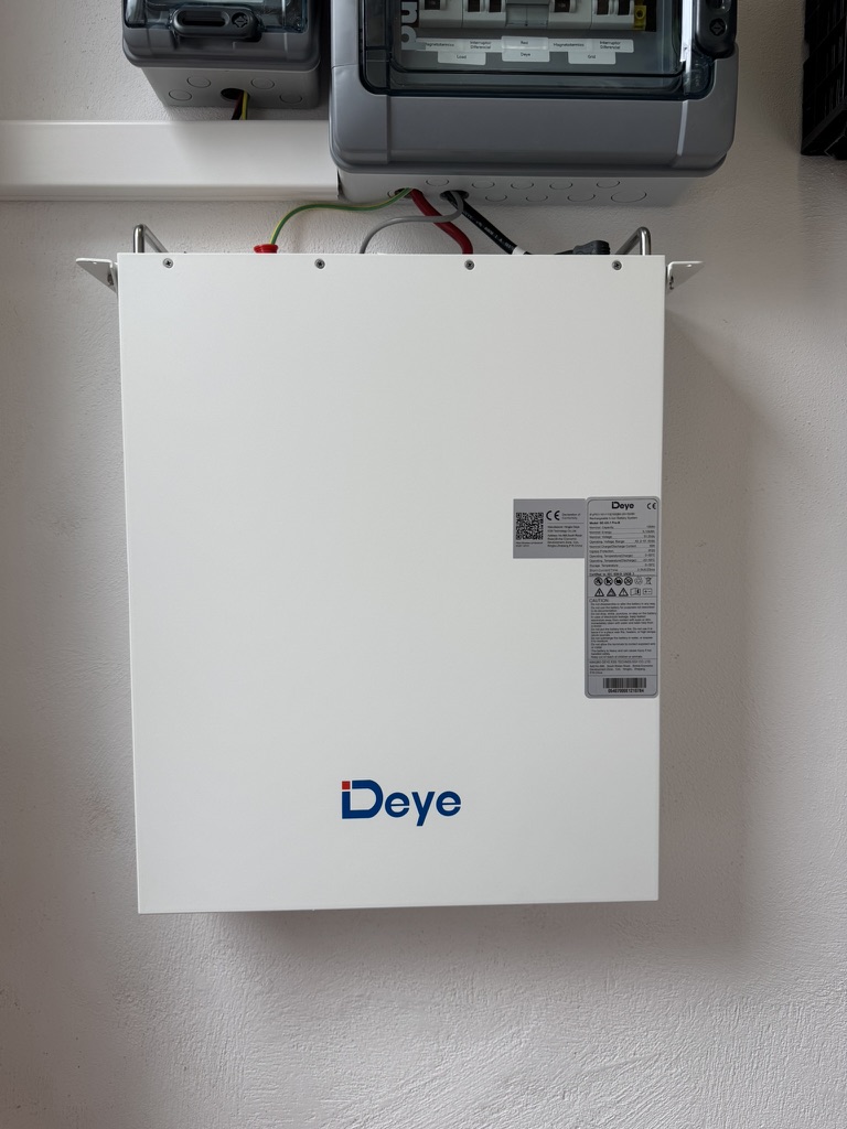 Batería Deye instalada en interior