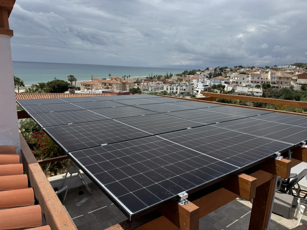 Pérgola solar con paneles y vistas al mar Mediterráneo