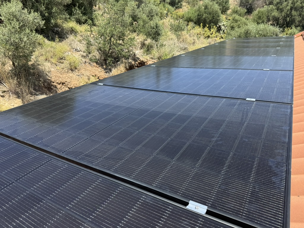Paneles solares negros en tejado de teja, instalación Yuren