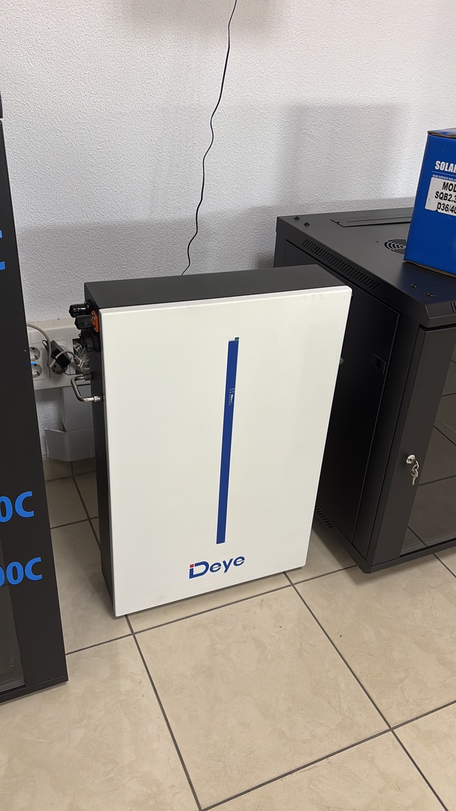 Batería Deye de suelo, almacenamiento energía solar Yuren