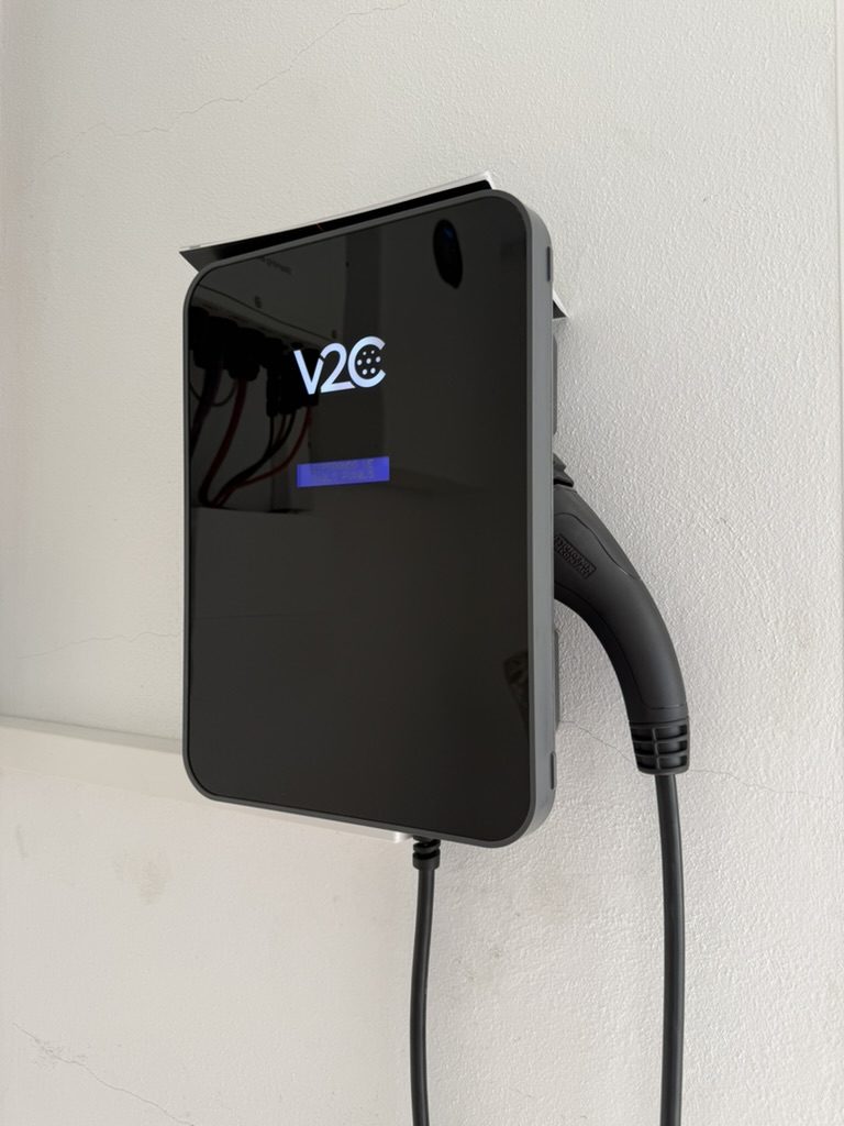 Cargador de coche eléctrico V2C Trydan instalado por Yuren Energía