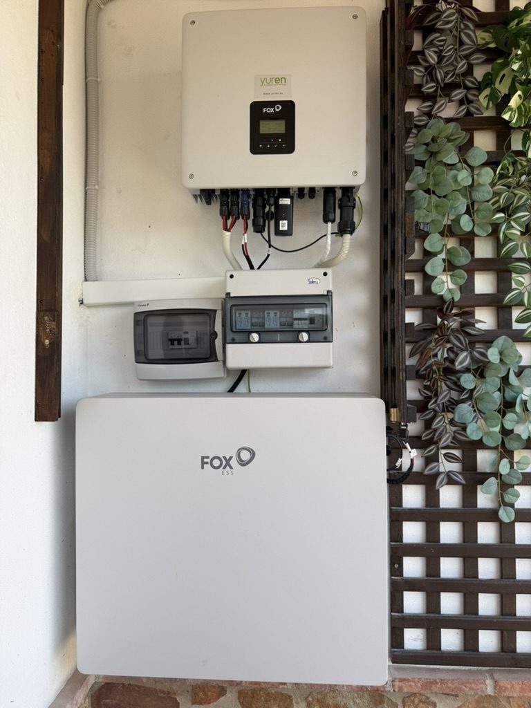 Inversor híbrido FoxESS con batería y cuadro de protecciones, instalación Yuren