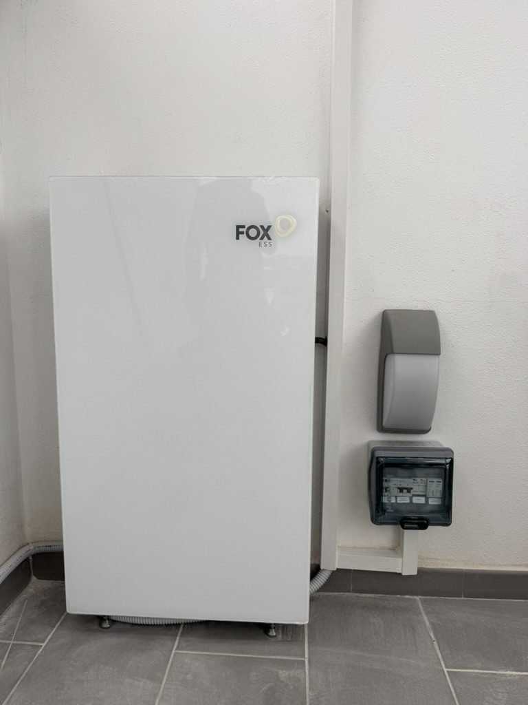 Batería de litio FoxESS de suelo en interior, instalación Yuren Energía